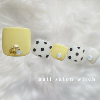 元気が出るレモンネイル🍋💛 
初夏にぴったりなビタミンカラーに、
大人可愛い大きめドットを合わせました！
可愛い、、🥹🩷💛

ストーンが少なめでフラットな仕上がりなので、
靴下など履いても気になりません！

こちらのデザインをやりたい方は
「フットデザインコース」をご選択くださいね♡

アートの本数を減らしたり、
ストーンを減らしたりして
予算を抑えることも可能です✨
何でもご相談ください☺️


#フットネイル春 #フットネイル夏 #フットネイル2024 #ビタミンカラーネイル #イエローネイル #ドットネイル #ピンクフットネイル #上品フットネイル #大人可愛いネイル #大人可愛いフットネイル #春 #夏 #パーティー #デート #フット #ビジュー #ラメ #ドット #大人 #ショート #スクエア #イエロー #グレー #ジェルネイル #ネイルチップ #縮　彩理 #ネイルブック