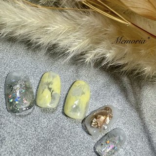 💅💛 
#夏 #オールシーズン #ハンド #ニュアンス #韓国 #オーロラネイル #nails #nailart #네일 #湘南台 #夏 #オールシーズン #梅雨 #海 #ハンド #ホログラム #ニュアンス #マーブル #オーロラ #ミディアム #ホワイト #イエロー #シルバー #ジェルネイル #memoria_nail #ネイルブック