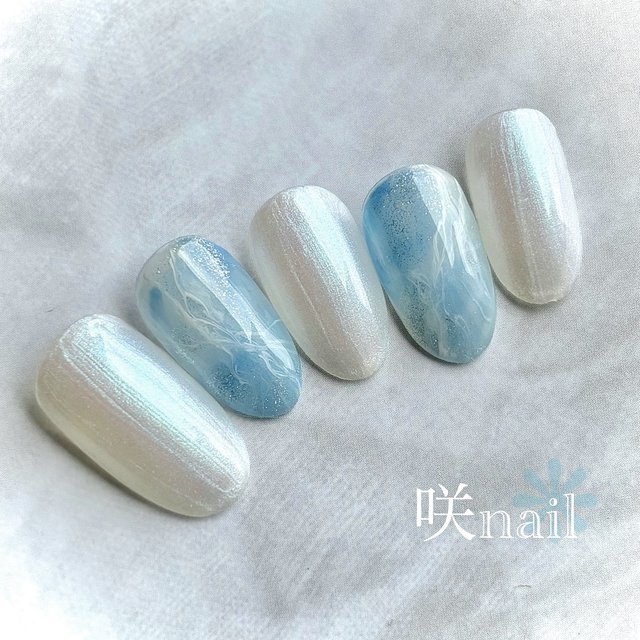 2024人気ネイルデザイン81選】涼しさを運ぶ夏のブルーニュアンスネイル 