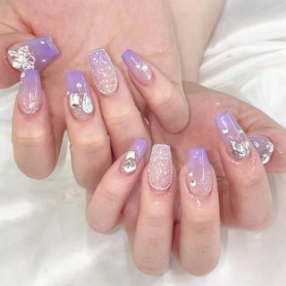 パステルパープルのグラデーションネイル キラキラベースにパステルパープルグラデーション。
バタフライパーツと大振りストーンがかわいい♡

#パープルネイル　#キラキラネイル
#ストーンネイル　#ワンホンネイル　#6月ネイル #ラメ #梅雨ネイル #オールシーズン #梅雨 #デート #女子会 #ハンド #グラデーション #ビジュー #ラメ #キラキラ #ワンホン #ミディアム #スクエア #ホワイト #クリア #パープル #ジェルネイル #お客様 #bg_nail #ネイルブック