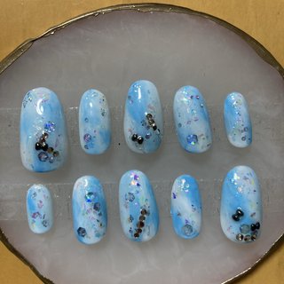 #ラインストーン #オールシーズン #梅雨 #ハンド #ビジュー #ホログラム #ラメ #ニュアンス #ショート #オーバル #ホワイト #水色 #シルバー #ジェルネイル #ネイルチップ #TAKAKO #ネイルブック