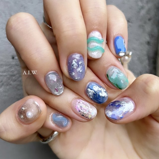 2024人気ネイルデザイン81選】涼しさを運ぶ夏のブルーニュアンスネイル 