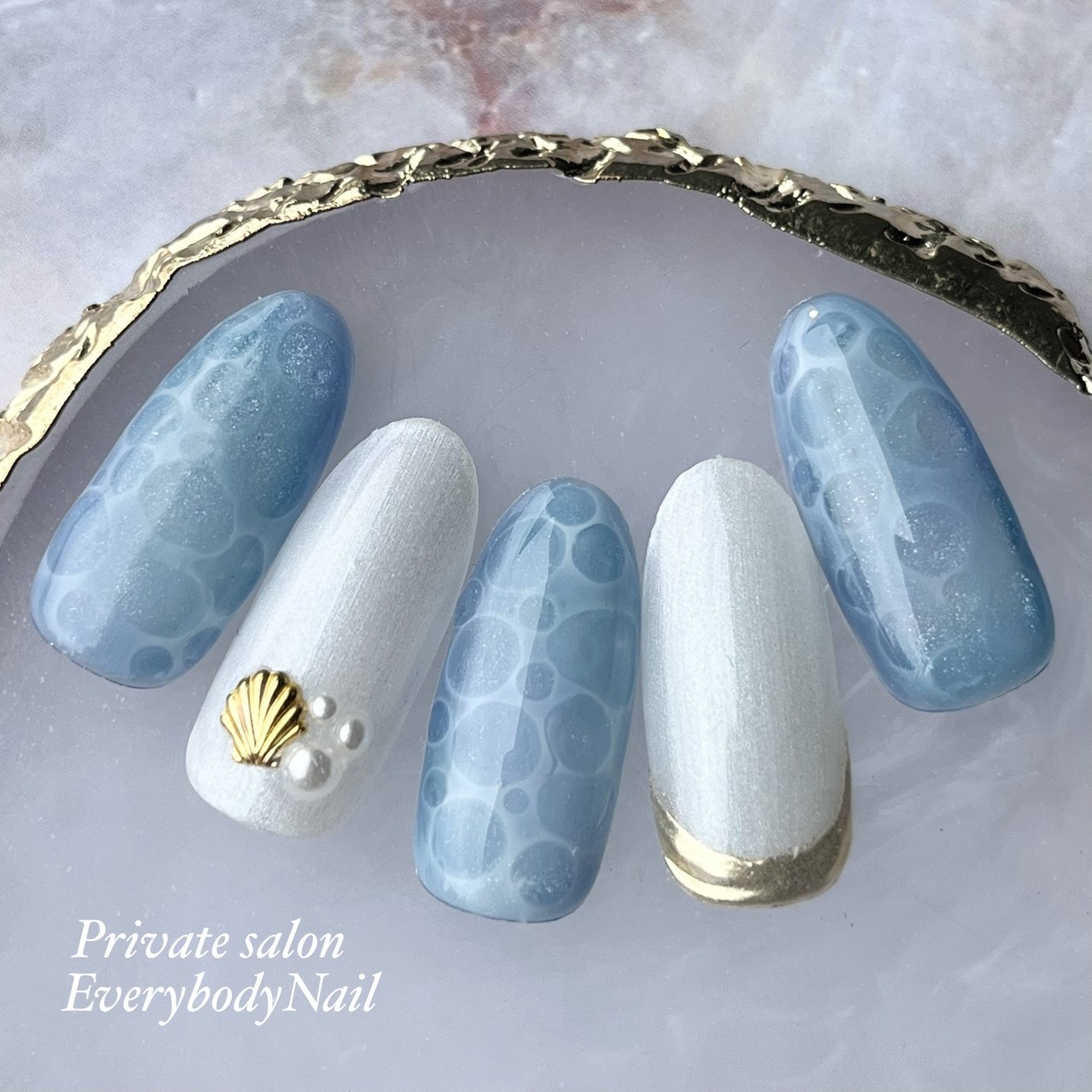 No.334 ネイルチップ　青　ニュアンス　キラキラ　うるうる　シェル　夏　海 キラキラブルーの夏ネイル/ニュアンスネイル/ブルー/青/シェル