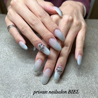 グレー/＃白グラデーションのネイルデザイン｜ネイルブック 
