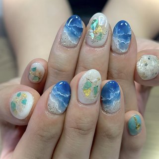 海辺とシェルで夏先取り✨ 
#海
#アートし放題
#八柱 #松戸市 #夏 #海 #リゾート #パーティー #ハンド #シェル #オーロラ #ショート #オーバル #ホワイト #ベージュ #ブルー #white lotus Nail #ネイルブック