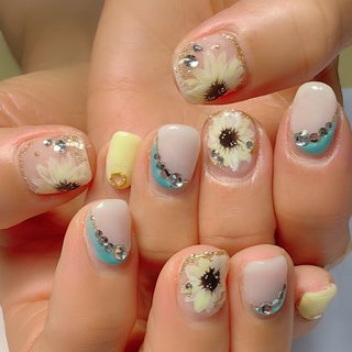 #お持込みデザインをアレンジ #夏ネイル
#ひまわりネイル 
#ひまわりアート 
#アートし放題
#ショートネイル #夏 #旅行 #リゾート #女子会 #ハンド #フラワー #大人 #ひまわり #キラキラ #個性派 #ミディアム #スクエアオフ #ホワイト #イエロー #ターコイズ #ジェルネイル #お客様 #REVE #ネイルブック