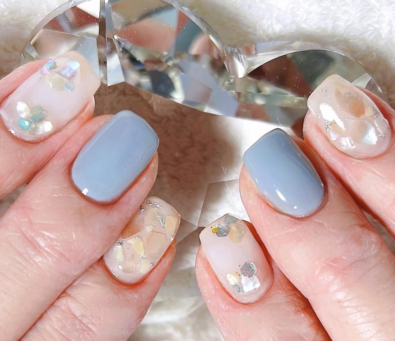 くすみブルーマグネット シェル埋めつくしニュアンスネイル 夏 韓国 塗りかけ 白 くすみブルーマグネット シェル埋めつくしニュアンスネイル 夏