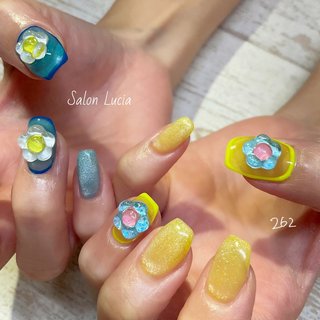 お客様ネイル💅 
お花のパーツが目を惹くシースルーネイル✨

#シースルーネイル#フラワーネイル#シロップネイル#囲みネイル#マグネットネイル

ｰｰｰｰｰｰｰｰｰｰｰｰｰ
【トップネイリスト戸塚】

～料金～
マグネットコース　￥8980

**1.5h**
ｰｰｰｰｰｰｰｰｰｰｰｰｰｰ
☎︎0427037222
プロフィールから簡単予約💕

#salonlucia#lucia#nail#サロンルチア#ネイル#ジェルネ
イル#メンズネイル#橋本ネイル#ネイルデザイン#橋本ネ
イルサロン#橋本駅#ハンドネイル#フットネイル#角質ケ
ア#相模原ネイルサロン#パラジェル#春ネイル#感染予防
対策ネイルサロン#個室サロン#手話が出来るネイリスト#
手話が出来るネイルサロン#手話#nailbook_fan#フィルイン #夏 #ライブ #パーティー #女子会 #ハンド #フラワー #シースルー #マグネット #ミディアム #スクエア #イエロー #ブルー #ジェルネイル #ルチア #ネイルブック