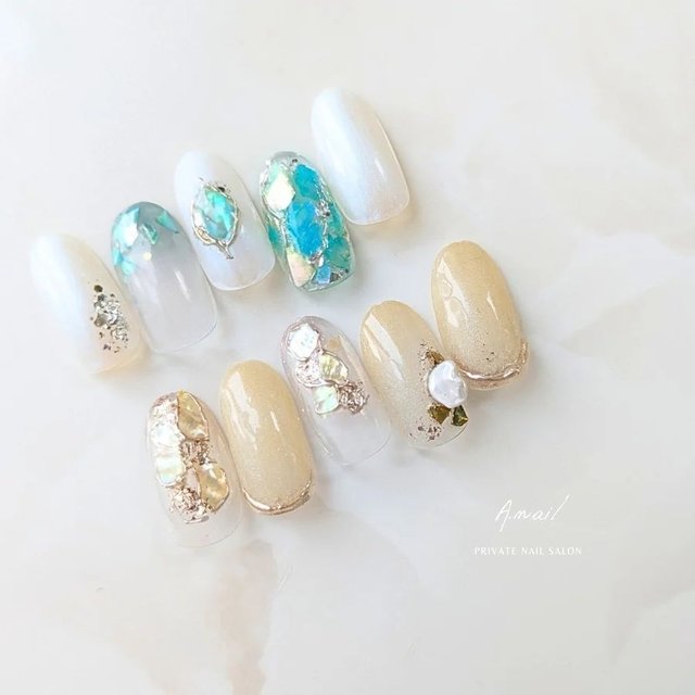 2024最新】クラッシュシェルのキラキラネイルで夏っぽく♪|人気ネイル