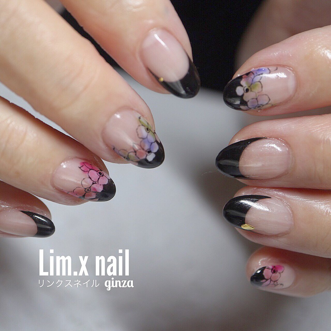 フレンチ フラワー ブラック カラフル ジェルネイル Lim X Nail リンクスネイル のネイルデザイン No ネイルブック