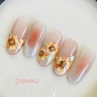 今年のひまわりネイルは、 チークマグひまわりネイルです🌻

今年はマグネットジェルを大量に入荷したので、
そちらを使いました💅

マグネットジェルに慣れてない方でも、
これなら抵抗なく取り入れられますね✨

⁣
 ⁣
=====================⁣
美意識の高い大人の女性へ⁣
ネイルサロンって、⁣
どこも同じような仕上がりだと⁣
思っていませんか？⁣
=====================⁣
⁣
西巣鴨のネイルサロンじゅじゅネイルは、⁣
⁣
✔︎ネイルアートが大好き❣️⁣
⁣
✔︎自分だけのこだわりのネイルデザインにしたい…⁣
⁣
✔︎人がたくさんいる大型サロンが苦手…⁣
⁣
✔︎担当が変わらず、ずっと同じネイリストに担当してほしい…⁣

✔︎ネイルサロンで、思った通りになった事がない...
⁣
✔︎ネイルサロンは、若い子が行くものだと思っている…⁣
⁣
✔︎初めてのネイルサロンでどこを選べばいいかわからない… ⁣
⁣
✔︎ネイルがすぐに浮いてしまう…⁣
⁣
✔︎爪が薄くて割れたり欠けたりしてしまう…⁣
⁣
✔︎スピード重視でなく、丁寧な施術をしてほしい…⁣
⁣
✔︎４週間しっかり長持ちするジェルネイルがしたい…⁣
⁣
とお思いの女性のためのネイルサロンです😊⁣
⁣
爪を傷めず、⁣
優しく丁寧な施術で4週間長持ちする⁣
あなただけのこだわりネイルを⁣
手に入れませんか？⁣
自分に自信が持てて、⁣
毎日がハッピーになりますよ♪⁣
そして、周りの人まで⁣
ハッピーにしちゃいましょう❣️⁣
⁣
⁣
じゅじゅネイルは、⁣
ネイルアートが得意なネイルサロンです💅⁣
カラージェルは1000色以上あり、⁣
豊富なサンプルをご用意しています✨⁣
オーナーネイリストのじゅじゅは⁣
10年間水彩画をやっていたので、⁣
ニュアンスネイル・マーブルネイル・大理石ネイル⁣
・リキッドネイル・フラワーネイルなどが得意です♪⁣
⁣
トレンドネイルも大好きなので、⁣
豊富な商材をご用意しています💕⁣
全てのコースが、パーツ込み料金ですよ💅⁣
カラーチェンジも無料です♪⁣
リクエスト・お持ち込みも大歓迎❣️⁣
 （痛ネイル・キャラクターネイルはお断りしています。⁣
また、お時間がかかる場合があります。）⁣
⁣
⁣
初めてご来店のお客様には、⁣
1000円オフで施術させて頂きます♪⁣
しかも、フットネイルは5月〜9月初回他店オフ無料❣️
詳しくは、メニューページをご覧ください。⁣

⁣
店内・ネイル器具の⁣
消毒や換気は徹底させて頂きますが、⁣
ご来店時のマスク着用は⁣
お客様のご判断にお任せいたします。⁣
マスク着用・スニーズガード設置済で⁣
施術いたします。⁣
⁣
⁣
※ご予約・ご変更・キャンセルは、⁣
24時間前までにお願いいたします。⁣
⁣
⁣
#巣鴨ネイル #巣鴨 #巣鴨美容 #西巣鴨 #西巣鴨ネイル #西巣鴨美容 #大塚 #大塚ネイル #大塚ネイルサロン #大塚美容 #板橋 #板橋ネイルサロン #板橋美容 #巣鴨カフェ #巣鴨グルメ #西巣鴨カフェ #西巣鴨グルメ #大塚カフェ #大塚グルメ #板橋カフェ #板橋グルメ #池袋ネイルサロン #ひまわりネイル2024 #チークマグネットネイル #夏 #旅行 #梅雨 #デート #ハンド #フレンチ #チーク #マグネット #ひまわり #ロング #オーバル #ピンク #イエロー #シルバー #ジェルネイル #ネイルチップ #じゅじゅ #ネイルブック