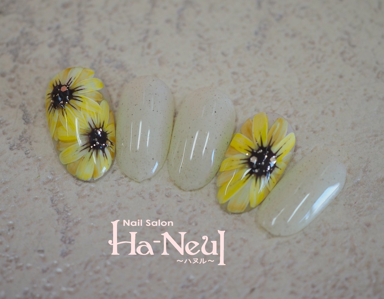 夏/ハンド/ワンカラー/ひまわり/ミディアム - NailSalon Ha-Neulの  