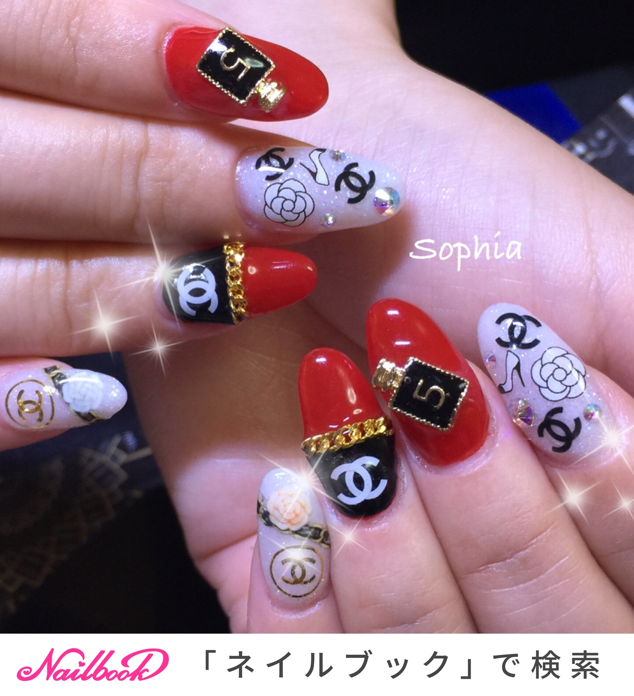 スペシャルオブジェ爪がCHANELシャネルの指を立てたような、アーティスト 💅 今のフットネイル🫶🏻 @nailsinc.jp レインボースプリンクル