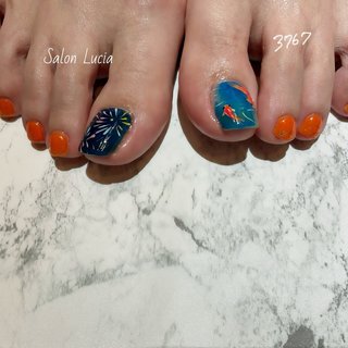 お客様ネイル💅 
選べる親指アートクーポンから♪金魚と花火でフットも華やかに✨

#花火ネイル#金魚ネイル#オレンジネイル#フットネイル#夏ネイル

ｰｰｰｰｰｰｰｰｰｰｰｰｰ
【ミドルネイリスト守屋】

～料金～
フット親指アートクーポン　￥5980

**1.5h**
ｰｰｰｰｰｰｰｰｰｰｰｰｰｰ
☎︎0427037222
プロフィールから簡単予約💕

#salonlucia#lucia#nail#サロンルチア#ネイル#ジェルネ
イル#メンズネイル#橋本ネイル#ネイルデザイン#橋本ネ
イルサロン#橋本駅#ハンドネイル#フットネイル#角質ケ
ア#相模原ネイルサロン#パラジェル#春ネイル#感染予防
対策ネイルサロン#個室サロン#手話が出来るネイリスト#
手話が出来るネイルサロン#手話#nailbook_fan#フィルイ
ン #春 #夏 #海 #浴衣 #フット #ワンカラー #大人 #絵画 #花火 #金魚 #ショート #スクエア #オレンジ #ブルー #カラフル #ジェルネイル #お客様 #ルチア #ネイルブック