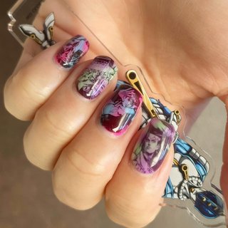 澤田です🏃‍♂️ 
引き続きジョジョにハマっているので
今回のネイルもジョジョ仕様に💅

ネイルプリンターは白い画像を印刷すると透けるので基本ベースを白にしますが、今回はジョジョのあの独特な色使いを再現したかったので、あえてベースをカラフルにしてモノクロ画像を印刷しました◎

今は3部スターダストクルセイダースを視聴中です

ネイルプリンターは通常メニューに＋¥880でご案内できますので、ご興味のある方はぜひお声がけください!

#ジョジョネイル
#ネイルプリンター 
#ジョジョの奇妙な冒険黄金の風 
#ジョジョの奇妙な冒険ダイヤモンドは砕けない #オールシーズン #女子会 #推し活 #ハンド #ワンカラー #マーブル #個性派 #写ネイル #ショート #スクエア #ベージュ #グリーン #パープル #ジェルネイル #セルフネイル #ルチア #ネイルブック