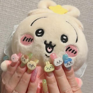 岡田です🌈 
今回のセルフネイルは最近ハマっているちいかわ☺️
ただ可愛いだけではなくは、お話が深くてびっくり😂
切ない話もほっこりな話も大好きです🩷

これ！ってなるパーツが無く、詰め放題で売ってた消しゴムを薄く切って爪に載せました😂
今回もいろんな人に可愛いって行ってもらえて嬉しい☺️毎回生活するのに不便すぎて真似はしたくないって言われますが、、、笑

ルチアには沢山カラーとパーツがあるので是非お試しください⭐️

​​☎︎0427037222プロフィールから簡単予約💕

#salonlucia#lucia#nail#サロンルチア#ネイル#ジェルネイル#メンズネイル#橋本ネイル#ネイルデザイン#橋本ネイルサロン#橋本駅#ハンドネイル#フットネイル#角質ケア#プリジェル#相模原ネイルサロン#パラジェル#夏ネイル#感染予防対策ネイルサロン#個室サロン#手話が出来るネイリスト#手話が出来るネイルサロン#聴覚障害#手話#nailbook_fan#フィルイン#ちいかわネイル #ちいかわ #推しネイル #夏 #海 #女子会 #推し活 #ハンド #ワンカラー #キラキラ #個性派 #ロング #スクエア #ピンク #イエロー #ブルー #ジェルネイル #セルフネイル #ルチア #ネイルブック