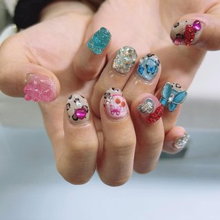 持ち込みデザインに当店のシールやパーツを好きなだけ選んで頂いたY2Kデザインです🍒🦋💖 
Y2Kデザインに使えそうなシールまだまだたくさんあります🫧
（埋め込みのみ別途料金一本500円かかります）

オーダーありがとうございました☺️💖

#y2k #y2knails #nails #平成　#平成ギャル　#平成レトロ　#横浜ネイルサロン　#nail_fancy_fang #レオパード柄 #レオパード　#レオパードネイル　#埋め尽くし　#埋め尽くしネイル　#アートし放題 #オールシーズン #ライブ #推し活 #ハンド #レトロ #レオパード #キラキラ #個性派 #ショート #オーバル #ピンク #水色 #ジェルネイル #お客様 #nail_fancy_fang #ネイルブック