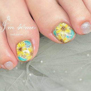 サンプルからお選びいただきました🌻 手書き向日葵も可愛い♡ʾʾ
いつもありがとうございます😊💕

#フラワーネイル#向日葵ネイル#ひまわりネイル#夏ネイル #鈴鹿市ネイルサロン 　#三重県ネイルサロン #津市ネイルサロン　#亀山ネイルサロン #河芸ネイルサロン　#ネイルブック掲載 #im4ome #nailbook_fan #夏 #海 #リゾート #浴衣 #フット #フラワー #ひまわり #ミディアム #スクエア #ホワイト #イエロー #グリーン #ジェルネイル #hitomi #ネイルブック