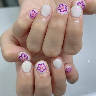 手描きお花ネイル🌼🫧 
韓国系のポップなデザインです

お花が目立ってかわいいー🥰

持ち込みデザインでのオーダーでした！
持ち込みデザインはアートし放題コースでご予約可能です☺︎

🫧🦋🫧💎🫧🩵🫧💎🫧🦋🫧

　　横浜駅東口から徒歩5分
　　　定額メニューありで
　初めてのネイルも安心のサロン

痛ネイルやモチーフネイルも大歓迎
アートが得意なネイルサロンです🫧

ネイルご予約のお客様限定でタロット
占いのメニューもご用意しております

　ご予約はプロフィール右下の
【予約する】から予約サイトminimoに
飛べます✈️ご予約お待ちしてます🩵

ご質問はDMでも承っておりますので
　お気軽にお問い合わせください

🫧🦋🫧💎🫧🩵🫧💎🫧🦋🫧

#持ち込みデザイン　#持ち込みデザインネイル #アートし放題　#ネイル　#横浜ネイルサロン　#nailsalon #nails #韓国ネイルデザイン #韓国ネイル　#ポップネイル　#アートやり放題 #nail_fancy_fang #nb8月キャンペーン #春 #夏 #オールシーズン #女子会 #ハンド #フラワー #韓国 #ショート #ラウンド #ホワイト #ジェルネイル #お客様 #nail_fancy_fang #ネイルブック
