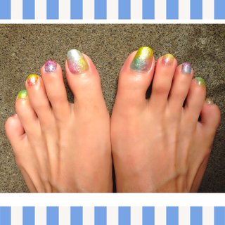 liqueur cocktail nail 親指は3tone、親指以外は2tone。
パールカラーをベースに、その上にパフで1色ずつのせていきました。
パールカラーを使っているので光、角度によって色味のニュアンスに変化がでました。#パーティー #夏 #liqueur cocktail#カラフル #簡単 #夏 #海 #リゾート #パーティー #フット #グラデーション #ラメ #ニュアンス #バイカラー #ミディアム #カラフル #マニキュア #セルフネイル #10305 #ネイルブック