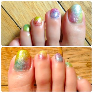 liqueur cocktail nail 親指は3tone、親指以外は2tone。
パールカラーをベースに、その上にパフで1色ずつのせていきました。
パールカラーを使っているので光、角度によって色味のニュアンスに変化がでました。#パーティー #夏 #liqueur cocktail#カラフル #簡単 #旅行 #海 #リゾート #女子会 #フット #グラデーション #ラメ #バイカラー #ミディアム #カラフル #マニキュア #セルフネイル #10305 #ネイルブック