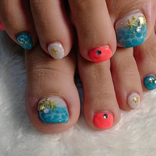 #水面ネイル #夏ネイル
#海ネイル
#アートし放題 
#お持込デザインアレンジ 
#所沢ネイル 
#角質ケア #夏 #旅行 #海 #リゾート #フット #シェル #スターフィッシュ #個性派 #天然石 #絵画 #ミディアム #スクエアオフ #ホワイト #オレンジ #水色 #ペディキュア #お客様 #REVE #ネイルブック