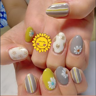 #お持込デザイン #アートし放題 
#ストライプネイル
#ドットネイル
#花柄ネイル
#エンボスフラワー #夏 #秋 #冬 #リゾート #ハンド #フラワー #ボーダー #大人 #キラキラ #個性派 #ミディアム #ポイント #ホワイト #イエロー #グレー #ジェルネイル #お客様 #REVE #ネイルブック