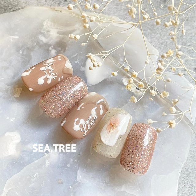 2024最新】シックに個性を主張するひとくせニュアンスネイル|人気