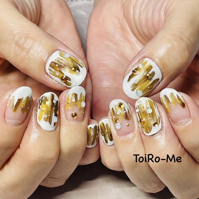 2024最新】シックに個性を主張するひとくせニュアンスネイル|人気