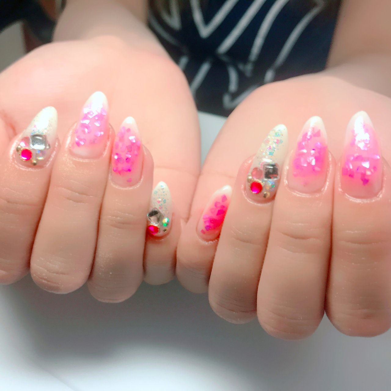 ハンド ミディアム ホワイト ピンク ジェル Luna Nail Aiko のネイルデザイン No ネイルブック