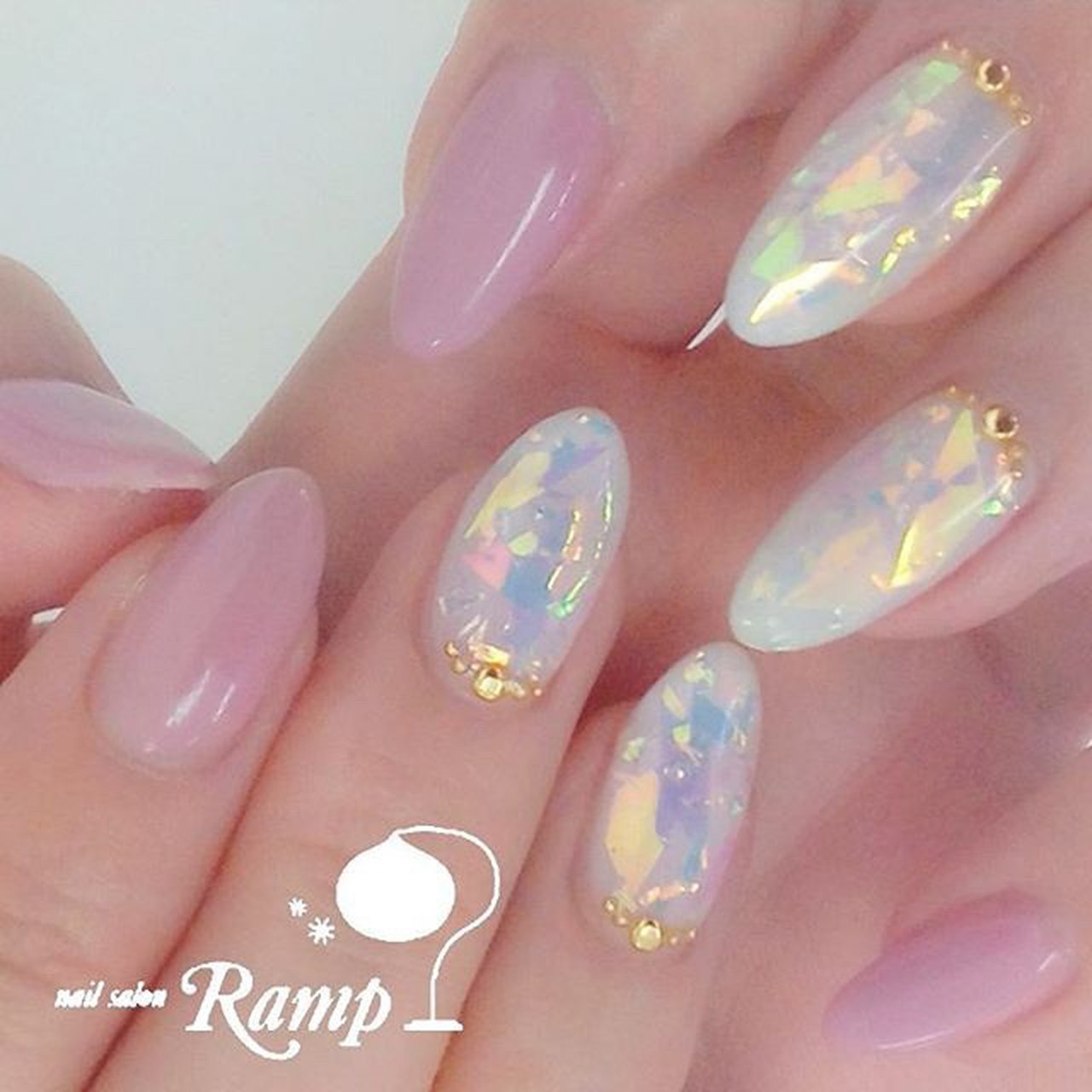 夏 ハンド ビジュー ホログラム ワンカラー ʀᴀᴍᴘのネイルデザイン No ネイルブック