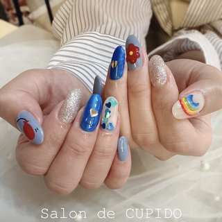 LIVE仕様にと、アーティストさんのモチーフを 手描きでアートさせて頂きました🌈🎈🌼

簡単なイラストならアート放題のなかで対応可能です🎨
（複雑な物などは出来ない場合も、別料金対応もあります）

・
・
・
・
・

#木更津ネイル #袖ヶ浦ネイル #君津ネイル #富津ネイル
#お客様ネイル #手描きアート #LIVEネイル #アートし放題
#虹ネイル #風船ネイル #手描きデザイン #カラフルネイル #オールシーズン #ライブ #パーティー #推し活 #ハンド #ホログラム #ハート #キラキラ #個性派 #ミディアム #オーバル #カラフル #ビビッド #ジェルネイル #お客様 #Salon de CUPIDO #ネイルブック