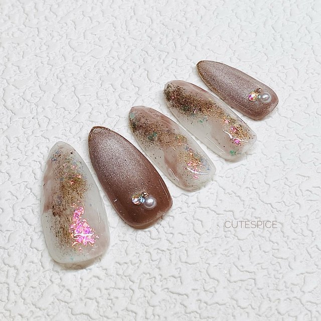 2024最新】秋の木漏れ日にきらめく大人なキラキラネイル|人気ネイル