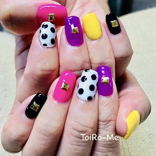 ドットがポイント　カラフルネイル🩷 
#お客様 #ハンド#カラフル #ピンク#パープル#イエロー#ブラック#ドット #推しカラーネイル #推し活#個性派#ハロウィン#大人ハロウィン#大人ネイル#10月#秋ネイル#オールシーズン#スタッズ #亀戸#亀戸天神#西大島#大島#錦糸町#江東区 #nailbook_fan #秋 #オールシーズン #ハロウィン #推し活 #ハンド #ドット #大人 #個性派 #ミディアム #スクエアオフ #ホワイト #ブラック #カラフル #ジェルネイル #お客様 #toiro.me #ネイルブック