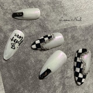 . カッコ可愛いモノトーン🤍🖤ネイル💅🏻
ベースのホワイトはオーロラパールのような光沢があり、ブラック&ホワイトのクールな印象を和らげてくれます🤗
ポイントは市松模様とホワイトの切り替えアート☝🏻
境界線をシルバーチェーンで飾り、ちょっぴりワイルドさもプラス⤴️
爪先端の長方形のブラック部分には銀箔をペタペタ🎶
シルバーの輝きが都会的で知的な雰囲気です✨
クールな中に遊び心を感じるデザインです💁🏻‍♀️
.
#ネイル #ネイルデザイン #秋 #秋ネイル #オールシーズン #モノトーン #モノトーンネイル #ブラック #ホワイト #市松模様 #チェーン #スタッズ #銀箔 #おしゃれネイル #クール #バイカラー #長岡京市ネイルサロン #nailbook_fan #nailbookプリアンファサポーター #秋 #オールシーズン #ライブ #女子会 #ハンド #幾何学模様 #チェーン #個性派 #ミディアム #ポイント #モノトーン #ジェルネイル #ネイルチップ #異郷の爪塗り見習い×ネイルブックコラボ ネイルデザインコンテスト #lunanail2018 #ネイルブック