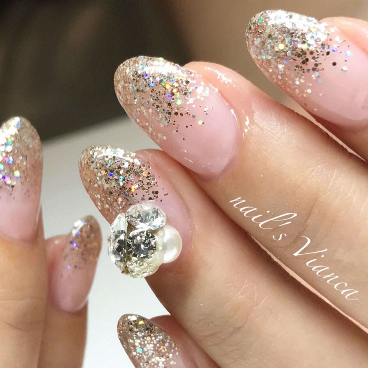 グラデーション ビジュー ラメ ミディアム シルバー 安田明恵のネイルデザイン No ネイルブック