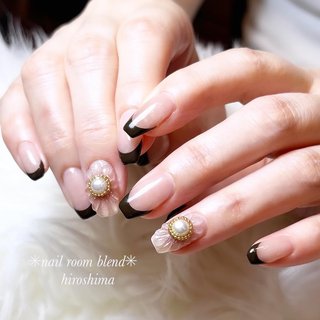 フレンチネイル(フレンチ)/ぷっくりフラワーのネイルデザイン｜ネイル  