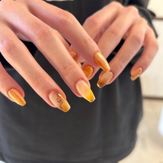 秋の紅葉をイメージしてお任せデザイン＾＾ とても可愛いニュアンスネイルに仕上がりました◎ #手が綺麗に見えるネイル #秋 #オールシーズン #ハンド #シンプル #マーブル #大人 #ちゅるん #ミディアム #スクエア #ホワイト #オレンジ #イエロー #ジェルネイル #お客様 #akane.🐶🌷 #ネイルブック