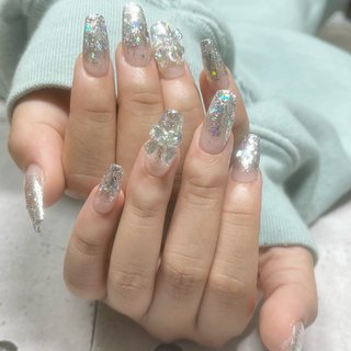 シルバーグラ×オーロラホロ×クリアリボン🩶🎀✧*｡ #シルバーネイル #グラデーションネイル #オーロラネイル #ホロネイル #リボンネイル #韓国ネイル #ギャルネイル #ギラギラネイル #夏 #秋 #冬 #オールシーズン #ハンド #グラデーション #ホログラム #オーロラ #キラキラ #ロング #スクエア #クリア #シルバー #パステル #ジェルネイル #お客様 #菅原ももか #ネイルブック