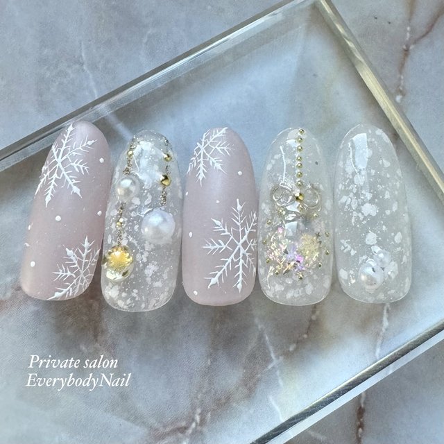 2024最新】冬本番に♪キラキラ豪華な雪の結晶ネイル|人気ネイル