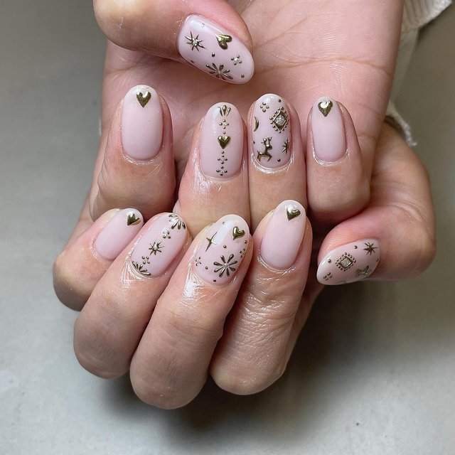 2024最新】贅沢！手描きアートの大人クリスマスネイル|人気ネイル