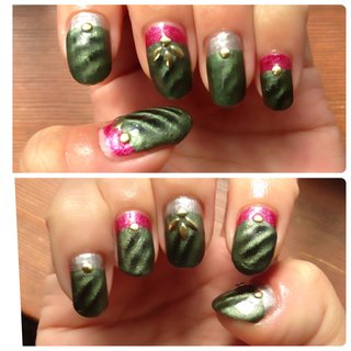 autumn nail / 深みのある赤、グリーンとシルバーで秋モードに 根元カラーを先に塗ってからラインテープで区切り爪先のグリーンを塗り、ゴールドスタッズを置いて仕上げました。
グリーンのマニキュアは100均のmagnailです。
グリーン部分の模様はmagnailなので磁石でつけました。
magnailは乾くと模様がつかない為 1本ずつ塗る→磁石を繰り返しました。#magnetnails #磁石ネイル#秋#グリーン #レッド #シルバー #ツートンカラー #スタッズ#簡単#100均ネイル #秋 #ハロウィン #クリスマス #ハンド #ラメ #ストライプ #バイカラー #ミディアム #グリーン #ボルドー #シルバー #マニキュア #セルフネイル #10305 #ネイルブック