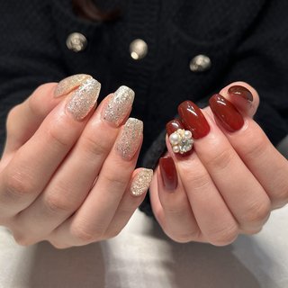 ワンカラー+パーツ #秋 #冬 #クリスマス #ハンド #ラメ #シースルー #大人 #ちゅるん #キラキラ #ミディアム #スクエア #ボルドー #シルバー #ジェルネイル #お客様 #MAO #ネイルブック