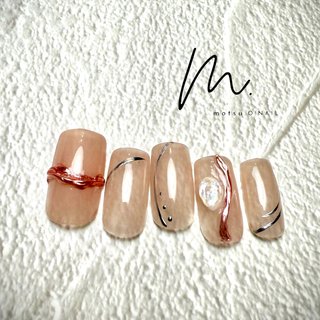シンプルにも動きがあって個性的なエッセンスを！ 
リングネイルは今も人気なデザイン💍
でもスタンダードなデザインだとつまらないので
個性派要素入れてみました😎

イメージは少しゴツめなピンクゴールドのリング🩷
薬指のオパールっぽいアクセントも添えて
少しエッジをきかせています✨

ピンクゴールド以外の部分はランダムな曲線を
メタリックですいすいーっと✨

スキンカラーでシンプルな分
個性出してアクセサリー感覚で楽しめる
デザインいかがでしょ？🤔

#冬ネイル #ジェルネイル #シンプルネイル #個性派ネイル #ピンクゴールド #リングネイル #スキンカラー #オパール風ネイル #メタリックライン #ミラーネイル #冬 #卒業式 #クリスマス #パーティー #ハンド #ワンカラー #オーロラ #ミラー #個性派 #天然石 #ミディアム #スクエア #ベージュ #ピンク #メタリック #ジェルネイル #ネイルチップ #もつを。@横浜|鶴屋町ネイルサロンmotsu.O!NAIL #ネイルブック