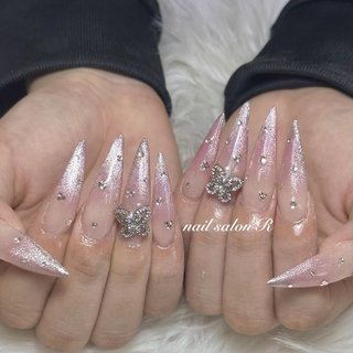 ピンクマグネットグラデーション⭐️🩷 ワンポイントに蝶々のパーツが目立ってかわいい😍
ご来店有難うございました😊

初回他店オフ無料✨
ハンドジェル¥4000〜
スカルプチュア¥7000
フットジェル¥4000〜

ご予約、お問い合わせ、ご質問はDM、LINEよりお待ちしております☺️
nail salon Ｒ　ネイルサロンアール
LINE:@703hxxsb
Instagram:@nailsalonr 9
住所:岐阜県大垣市築捨町3-69
営業時間:9:00〜18:00
定休日なし
スタッフ5人、4席あり
駐車場4台分あります🚘
クレジット、QR決算OK💰
お子様ご来店OK👶
フィルイン導入店💅
持ちが悪い方や、爪が薄い方や、爪が弱い方は是非ご来店ください✨
映画、アニメ、ドラマ、YouTube見放題📺


#💅#ネイル #ネイルデザイン #デザインネイル #スカルプネイル #ポイントネイル #グラデーションネイル #蝶々ネイル #スーパーロングネイル #ワンポイントネイル #オールシーズンネイル #キラキラネイル #ギャルネイル #ハンドネイル #11月ネイル #12月ネイル #艶ネイル #おしゃれネイル #大垣 #大垣ネイル #大垣ネイルサロン #岐阜ネイルサロン#ネイルサロンR #ネイル好きな人と繋がりたい #nail#naildesign#nailbook_fan#nailsalonR #手が綺麗に見えるネイル #秋 #冬 #オールシーズン #ハンド #グラデーション #ラメ #マグネット #スーパーロング #ポイント #ピンク #スカルプチュア #お客様 #nailsalon R 【ネイルサロンアール】 #ネイルブック