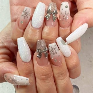 ホワイト×グリッター×雪の結晶×マグ×リボン‎🤍🎀✧*｡ グリッターと手書きの結晶が冬ぽくてかわいい🥺❄️✧*｡
 #ホワイトネイル #グリッターネイル#雪の結晶ネイル #マグネットネイル #リボンネイル #冬ネイル#クリスマスネイル #冬 #お正月 #クリスマス #デート #ハンド #ベイビーブーマー #マグネット #雪の結晶 #リボン #キラキラ #ロング #スクエア #ホワイト #ピンク #シルバー #ジェルネイル #お客様 #菅原ももか #ネイルブック