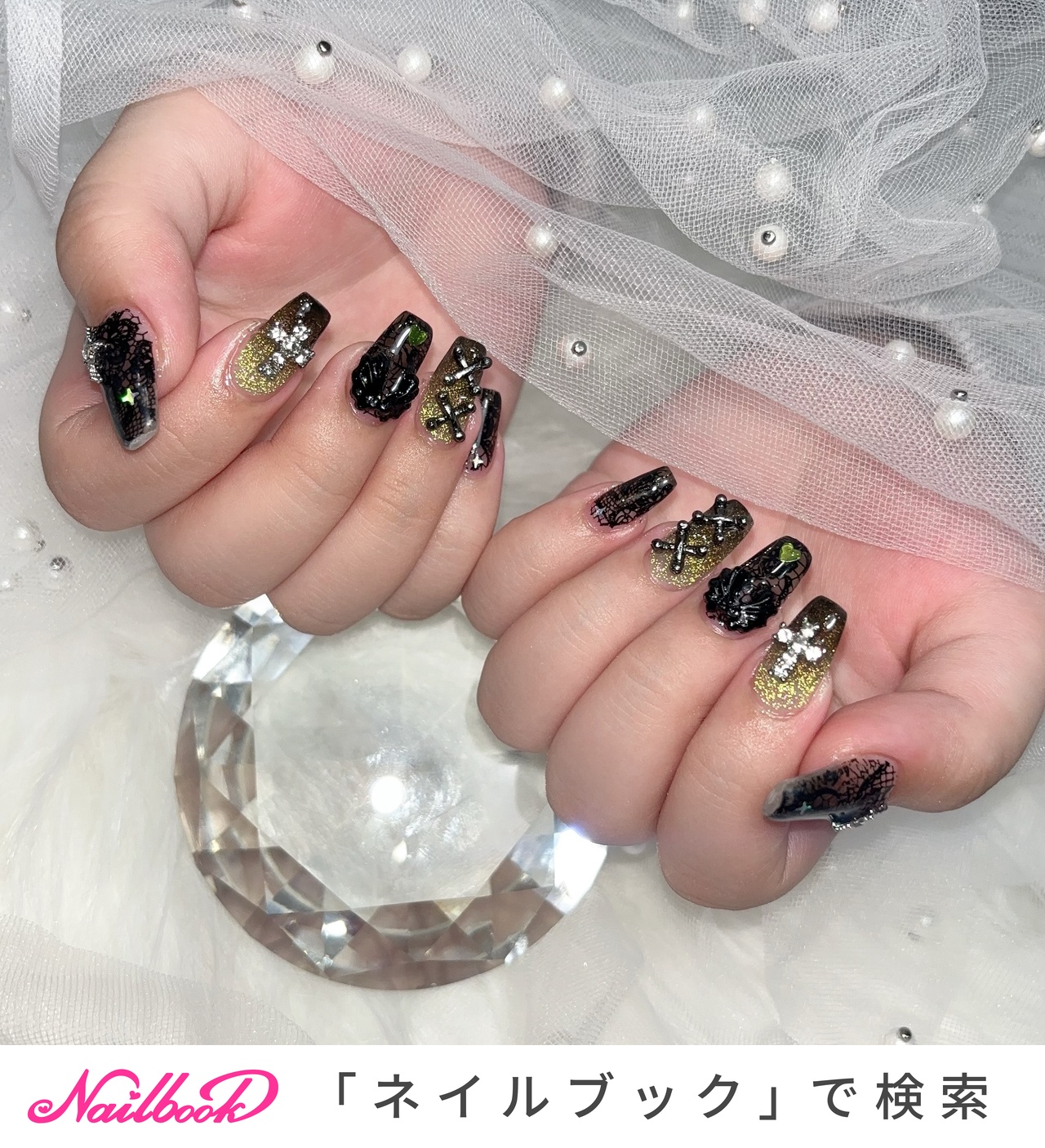 ジェルネイルチップ　グリーン✕黒　チェーン　クラウン　蝶々　縦グラデ ジェルネイルチップ グリーン✕黒 チェーン クラウン 蝶々 縦グラデ