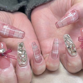 #ロング#ハンド #冬 #ピンク #チェック #リボン #スカルプチュア #スクエア #埋めつくし #秋 #冬 #ハンド #ロング #スクエア #ピンク #レッド #シルバー #スカルプチュア #michu #ネイルブック