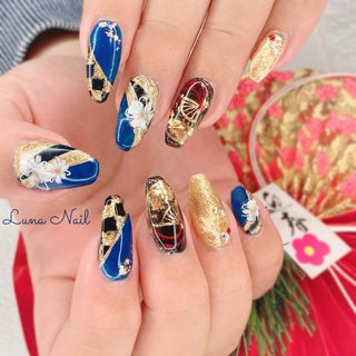 . 末広がりの扇子🪭をモチーフにした和柄ネイル💅🏻
お正月🎍や成人式👘にびったりのおめでたい柄です🤗
全爪にゴールドラメや金箔が使用されていて、煌びやかでゴージャスです✨
爪を斜めに区切った大胆な構図の一方で、市松模様といった細かい和柄やワイヤーを使った水引きアートなど繊細なアートデザインを駆使しました🎶
気持ちも引き締まる和ネイルです💁🏻‍♀️
.
#ネイル #ネイルデザイン #和柄 #和柄ネイル #ブラック #ブルー #ゴールド #ラメ #金箔 #市松模様 #扇子ネイル #水引きネイル #ワイヤー #ビジュー #バイカラー #フラワー #着物ネイル #成人式 #成人式ネイル #お正月 #お正月ネイル #長岡京市ネイルサロン #nailbook_fan #nailbookプリアンファサポーター #お正月 #成人式 #パーティー #女子会 #ハンド #ビジュー #ラメ #フラワー #和柄 #ワイヤー #ロング #コフィン #ブルー #ブラック #ゴールド #ジェルネイル #お客様 #lunanail2018 #ネイルブック