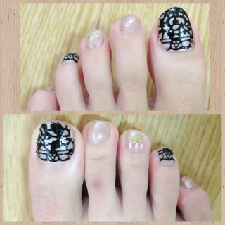 lace nail ベースカラーはベージュ系のマニキュアは3色混ぜ重ね塗り nude nailに。
親指と薬指に100均で購入したレースのデコレーションテープを貼る。
中指にゴールドのネイルシールを貼り、
その上にゴールドのラメを少し付ける。
完成。とっても簡単です☆#レース #フット #ヌードカラー #シール #100均ネイル #簡単#オトナネイル #秋 #秋 #オールシーズン #女子会 #フット #シンプル #ラメ #レース #ミディアム #ベージュ #ブラック #ゴールド #マニキュア #セルフネイル #ネイルシール #10305 #ネイルブック
